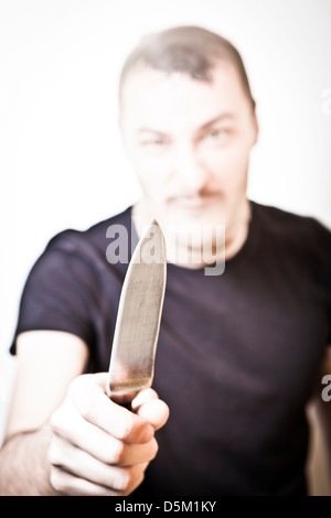Verbrecher mit Messer tragen Strumpf über den Kopf Stockfoto