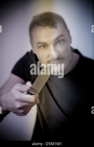 Verbrecher mit Messer tragen Strumpf über den Kopf Stockfoto