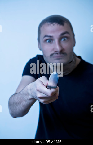 Verbrecher mit Messer tragen Strumpf über den Kopf Stockfoto