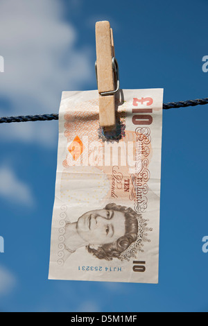 Nahaufnahme der englischen £10 10 Pfund Note an gebunden Wäscheleine zur Veranschaulichung des Geschäftskonzepts Geldwäsche England Großbritannien Vereinigtes Königreich Großbritannien Stockfoto