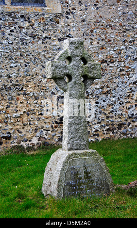 Ein Beispiel für einen Stein Celtic Art-Grabstein mit Kreuz auf dem Kirchhof bei Ringland, Norfolk, England, Vereinigtes Königreich. Stockfoto