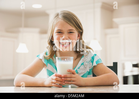 Mädchen (6-7) Trinkmilch Stockfoto