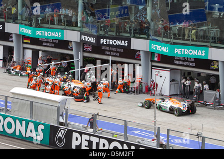 Beide Force India F1 Autos Warteschlange für Reifen auf die Petronas Formel 1 Grand Prix von Malaysia Grube Stockfoto