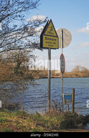 Ein Wasser Skigebiet Warnzeichen durch den Fluß Yare am Bramerton, Norfolk, England, Vereinigtes Königreich. Stockfoto