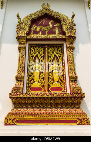 Goldenen Ornament Holzfenster des Thai-Tempels in Chiangmai, Thailand Stockfoto