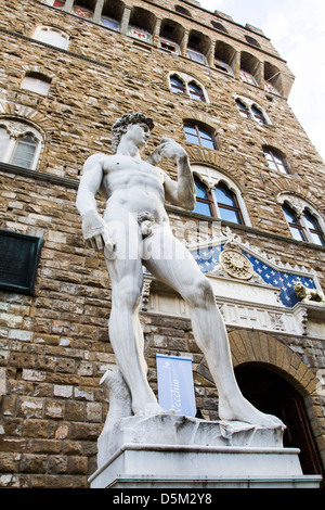 Reproduktion von Michelangelos David-Statue am Eingang des Palazzo Vecchio auf der Piazza della Signoria. Stockfoto