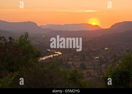 Sonnenuntergang über dem Mulshi Tal Paud Maharashtra Indien Stockfoto