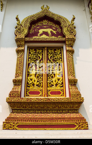 Goldenen Ornament Holzfenster des Thai-Tempels in Chiangmai, Thailand Stockfoto