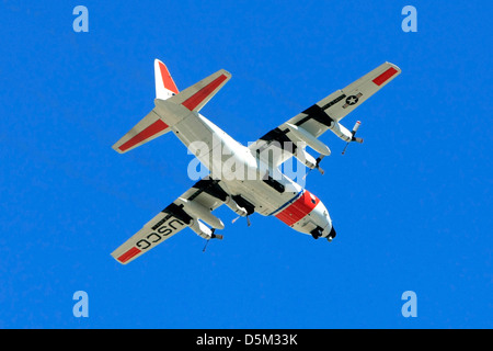 US Coast Guard Lockheed C130 weiträumige Suchflugzeug in den Himmel über Florida Stockfoto