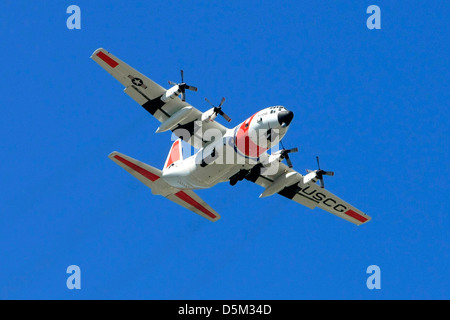 US Coast Guard Lockheed C130 weiträumige Suchflugzeug in den Himmel über Florida Stockfoto