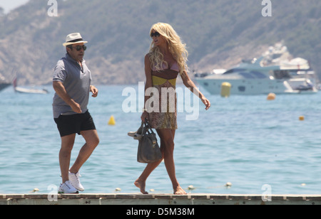 Victoria Silvstedt Ankunft am Plage de Pampelonne Club 55. St Tropez, Frankreich - 28.08.2011 Stockfoto