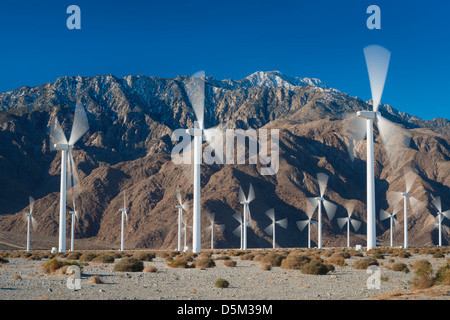 USA, California, Palm Springs, Windkraftanlagen auf Wüste Stockfoto