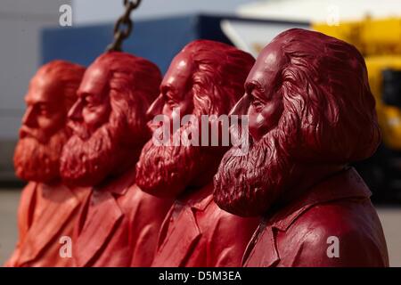 Vier verschiedene farbigen Karl Marx Figuren des Künstlers Ottmar Hoerl werden vorgestellt, auf dem Gelände einer Kranfirma in Trier, Deutschland, 4. April 2013. Die Zahlen werden auf dem Display von 05 bis 26. Mai 2013 als eine Installation rund um die Porta Nigra als Teil der Ausstellung "Ikone Karl Marx" im Museum Stadt von der Simeonstift. Foto: THOMAS FREY Stockfoto