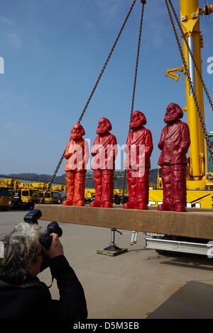 Vier verschiedene farbigen Karl Marx Figuren des Künstlers Ottmar Hoerl werden vorgestellt, auf dem Gelände einer Kranfirma in Trier, Deutschland, 4. April 2013. Die Zahlen werden auf dem Display von 05 bis 26. Mai 2013 als eine Installation rund um die Porta Nigra als Teil der Ausstellung "Ikone Karl Marx" im Museum Stadt von der Simeonstift. Foto: THOMAS FREY Stockfoto