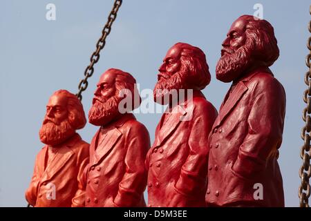 Vier verschiedene farbigen Karl Marx Figuren des Künstlers Ottmar Hoerl werden vorgestellt, auf dem Gelände einer Kranfirma in Trier, Deutschland, 4. April 2013. Die Zahlen werden auf dem Display von 05 bis 26. Mai 2013 als eine Installation rund um die Porta Nigra als Teil der Ausstellung "Ikone Karl Marx" im Museum Stadt von der Simeonstift. Foto: THOMAS FREY Stockfoto