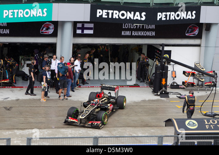 Kimi Räikkönen von Lotus F1 Team beendet seine Boxenwerkstatt beim GP von Malaysia F1 Stockfoto
