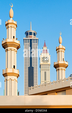 Moschee Minarette und die Skyline der Wolkenkratzer in Dubai Vereinigte Arabische Emirate VAE Stockfoto