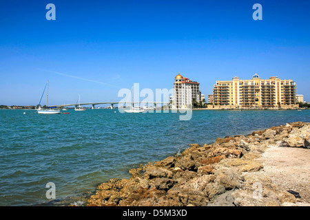 Sarasota-Bucht im Golf von Mexiko mit den Gebäuden des Goldenen Tor im Hintergrund Stockfoto