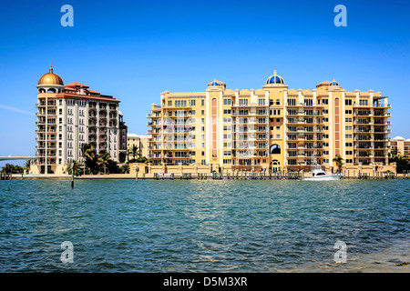 Sarasota-Bucht im Golf von Mexiko mit den Gebäuden des Goldenen Tor im Hintergrund Stockfoto