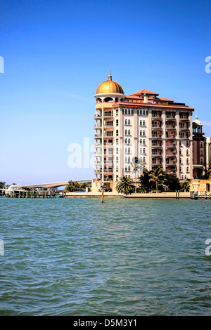 Sarasota-Bucht im Golf von Mexiko mit den Gebäuden des Goldenen Tor im Hintergrund Stockfoto