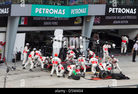 Jenson Button McLaren Racing Team Gruben für Reifen in Malaysia F1 GP Stockfoto