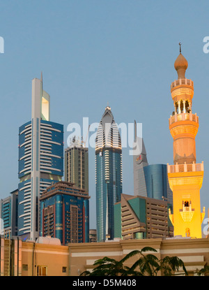 Minarett der Moschee und die Skyline der Wolkenkratzer in Dubai Vereinigte Arabische Emirate VAE Stockfoto