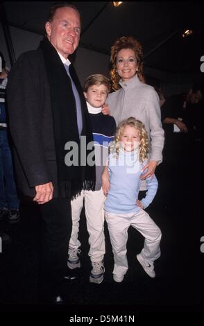 KATHIE LEE GIFFORD mit Ehemann Frank Gifford und ihren Kindern Cody Gifford und Cassidy Gifford.Donald Deal Herbst 2000 Sammlung im neuen York.k17909ar. (Kredit-Bild: © Andrea Renault/Globe Photos/ZUMAPRESS.com) Stockfoto