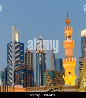 Minarett der Moschee und die Skyline der Wolkenkratzer in Dubai Vereinigte Arabische Emirate VAE Stockfoto