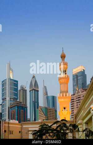 Minarett der Moschee und die Skyline der Wolkenkratzer in Dubai Vereinigte Arabische Emirate VAE Stockfoto