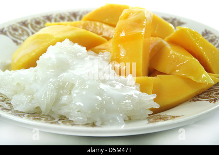 Thai Mango mit klebrigem Reis und Kokos-Sauce Dessert Stockfoto