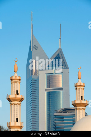 Moschee Minarette und Emirates Towers Wolkenkratzer in Dubai Vereinigte Arabische Emirate VAE nach hinten Stockfoto