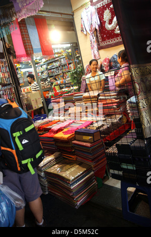 Thai Seide Shop am Chatuchak Weekend Market in Bagnkok Stockfoto