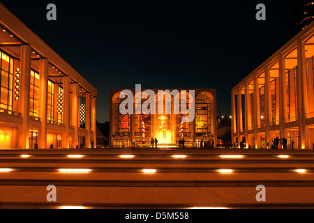 BELEUCHTETE EINGANGSTREPPE METROPOLITAN OPERA HOUSE (©WALLACE HARRISON 1966) MAIN PLAZA LINCOLN CENTER MANHATTAN NEW YORK CITY USA Stockfoto