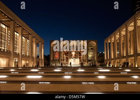 BELEUCHTETE EINGANGSTREPPE METROPOLITAN OPERA HOUSE (©WALLACE HARRISON 1966) MAIN PLAZA LINCOLN CENTER MANHATTAN NEW YORK CITY USA Stockfoto