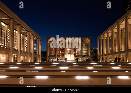 BELEUCHTETE EINGANGSTREPPE METROPOLITAN OPERA HOUSE (©WALLACE HARRISON 1966) MAIN PLAZA LINCOLN CENTER MANHATTAN NEW YORK CITY USA Stockfoto