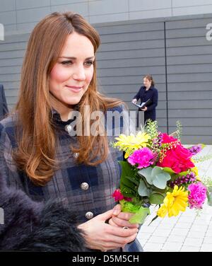 Glasgow, Vereinigtes Königreich. 4. April 2013. Catherine, Herzogin von Cambridge kommt in der Emirates-Arena in der East End von Glasgow, Schottland, am 4. April 2013. Der Herzog und die Herzogin von Cambridge sind auf eine zweitägige Reise nach Schottland. Foto: RPE-Albert Nieboer/Dpa/Alamy Live News Stockfoto