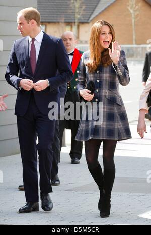 Glasgow, Vereinigtes Königreich. 4. April 2013. Großbritanniens Prinz William und Catherine Duchess of Cambridge ankommen in der Emirates-Arena in der East End von Glasgow, Schottland, am 4. April 2013. Der Herzog und die Herzogin von Cambridge sind auf eine zweitägige Reise nach Schottland. Foto: RPE-Albert Nieboer/Dpa/Alamy Live News Stockfoto