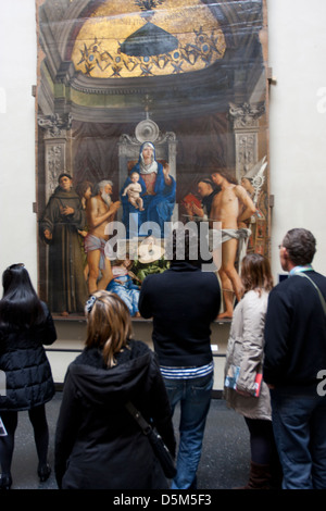 Besucher vor einer Giovanni Bellini Stockfoto