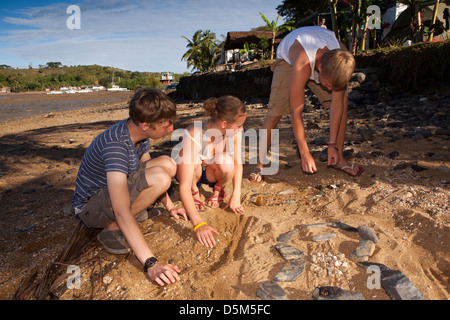 Madagaskar, Nosy Be, Marodokana, Studenten, Strand Kunst Skulpturen aus Fundstücken Stockfoto