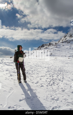 Weibliche hill Walker Person, die in einen atemberaubenden Blick Richtung Bowfell von rosset Hecht Stockfoto