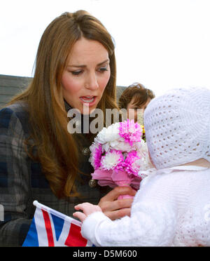 Catherine Duchess of Cambridge plaudert mit acht Monate alte Heidi bei ihrem Besuch in der Emirates-Arena in der East End von Glasgow, Schottland, am 4. April 2013. Der Herzog und die Herzogin von Cambridge sind auf eine zweitägige Reise nach Schottland. Foto: RPE-Albert Nieboer / Niederlande, Stockfoto