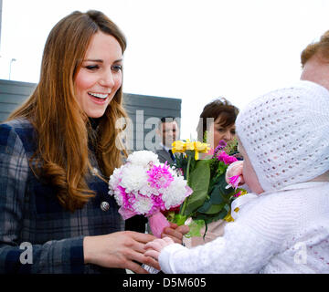 Catherine Duchess of Cambridge plaudert mit acht Monate alte Heidi bei ihrem Besuch in der Emirates-Arena in der East End von Glasgow, Schottland, am 4. April 2013. Der Herzog und die Herzogin von Cambridge sind auf eine zweitägige Reise nach Schottland. Foto: RPE-Albert Nieboer / Niederlande, Stockfoto