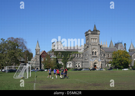 Universität von Toronto front Campus Studenten spielen Fußball vor University College Stockfoto