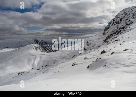 Blick auf die Berge im Lake District von Bowfell Winter Stockfoto