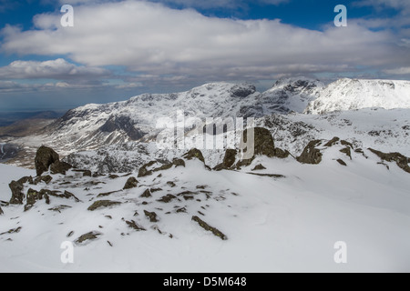 Volle winterlichen Bedingungen in die saisonabhängige, englischen Lake District, freuen uns über das Scafell Spektrum aus Nordwestgrat Stockfoto