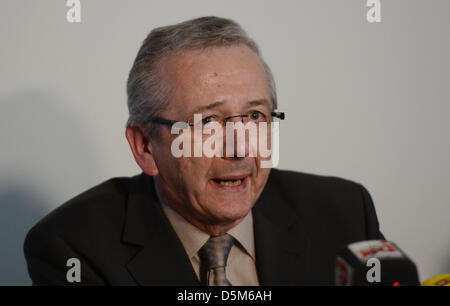 Ernst Ruecker von strafrechtlichen Ermittlungen Landesamt spricht während einer Pressekonferenz über die Brandkatastrophe in Backnang in Stuttgart, Deutschland, 4. April 2013. Entgegen der ursprünglichen Annahme war das Feuer, das acht Menschen getötet von den Bewohnern selbst nach neuen Erkenntnissen durch Ermittler wahrscheinlich versehentlich verursacht. Foto: FRANZISKA KRAUFMANN Stockfoto