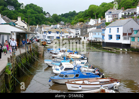 Menschen zu Fuß neben Polperro Hafen bei Ebbe England uk Stockfoto