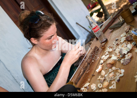 Madagaskar, Nosy Be, Marodokana, Betrieb Wallacea Schüler machen Strand Kunst Armreif Stockfoto