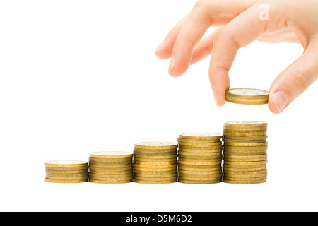 Hand, die goldenen Geld Stapel Münzen aufsetzen Stockfoto
