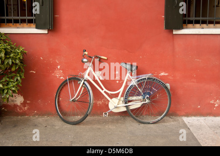 Fahrrad lehnte sich gegen farbige Wand, Motta di Livenza, Venetien, Italien Stockfoto